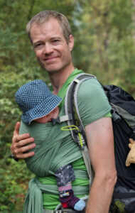 Yorick avec son fils en portage ventral - Yorick Brunet - Along the Ridge - Accompagnateur en montagne